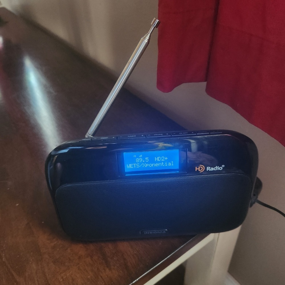 Insignia NS-HDRAD2 Tabletop HD FM Radio in Excellent Working Condition